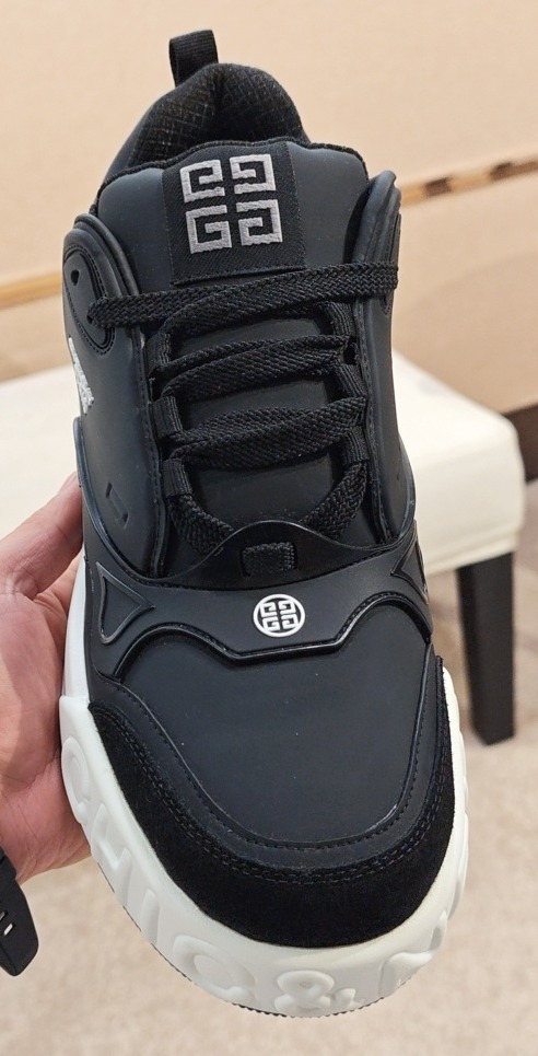 Givenchy Logo Low-Top Sneakers